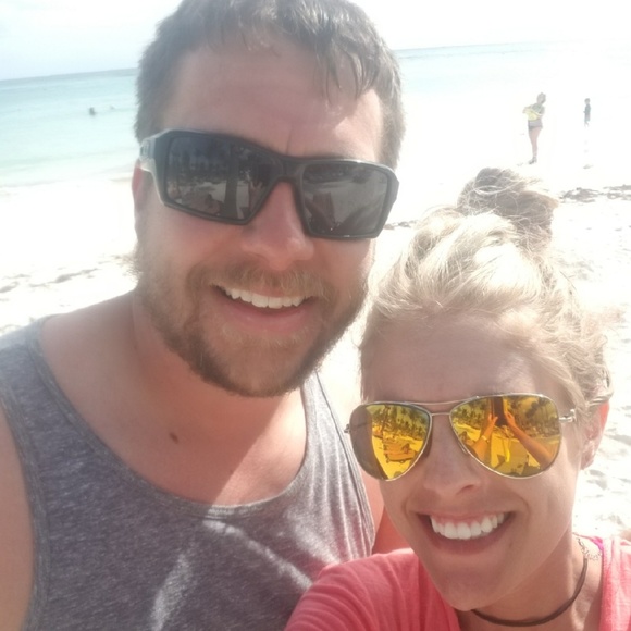 Meet your Posher, Courtney - Picture 2 of 3